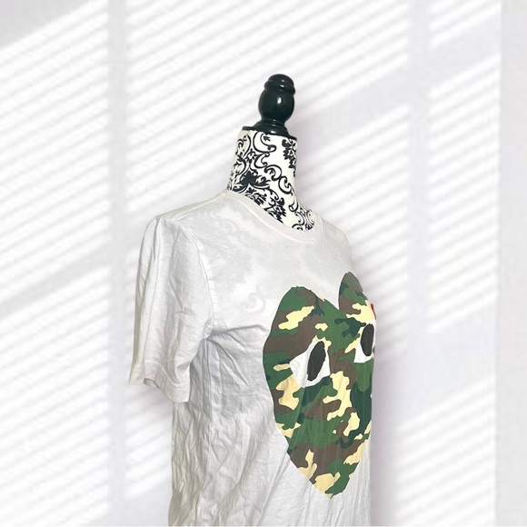 COMMES DES GARÇONS PLAY | LUXURY WHITE CAMOUFLAGE HEART T-SHIRT - Picture 2 of 7